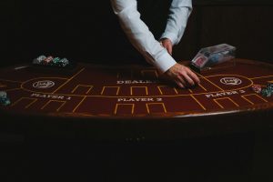 Dealer đang chia bài trong một bàn blackjack live trực tuyến