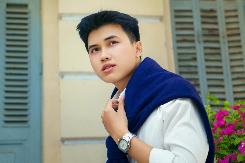 Người dùng kiểm tra giao dịch ví điện tử trên điện thoại trước khi thanh toán