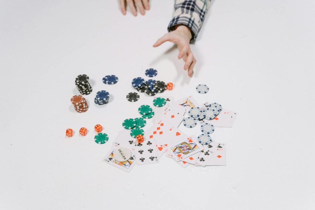 Cận cảnh bàn xóc đĩa với bát, đĩa và chip cược