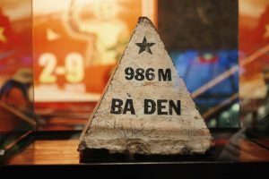 Cầu thủ tấn công biên tạo ra tình huống phạt góc trong trận bóng đá