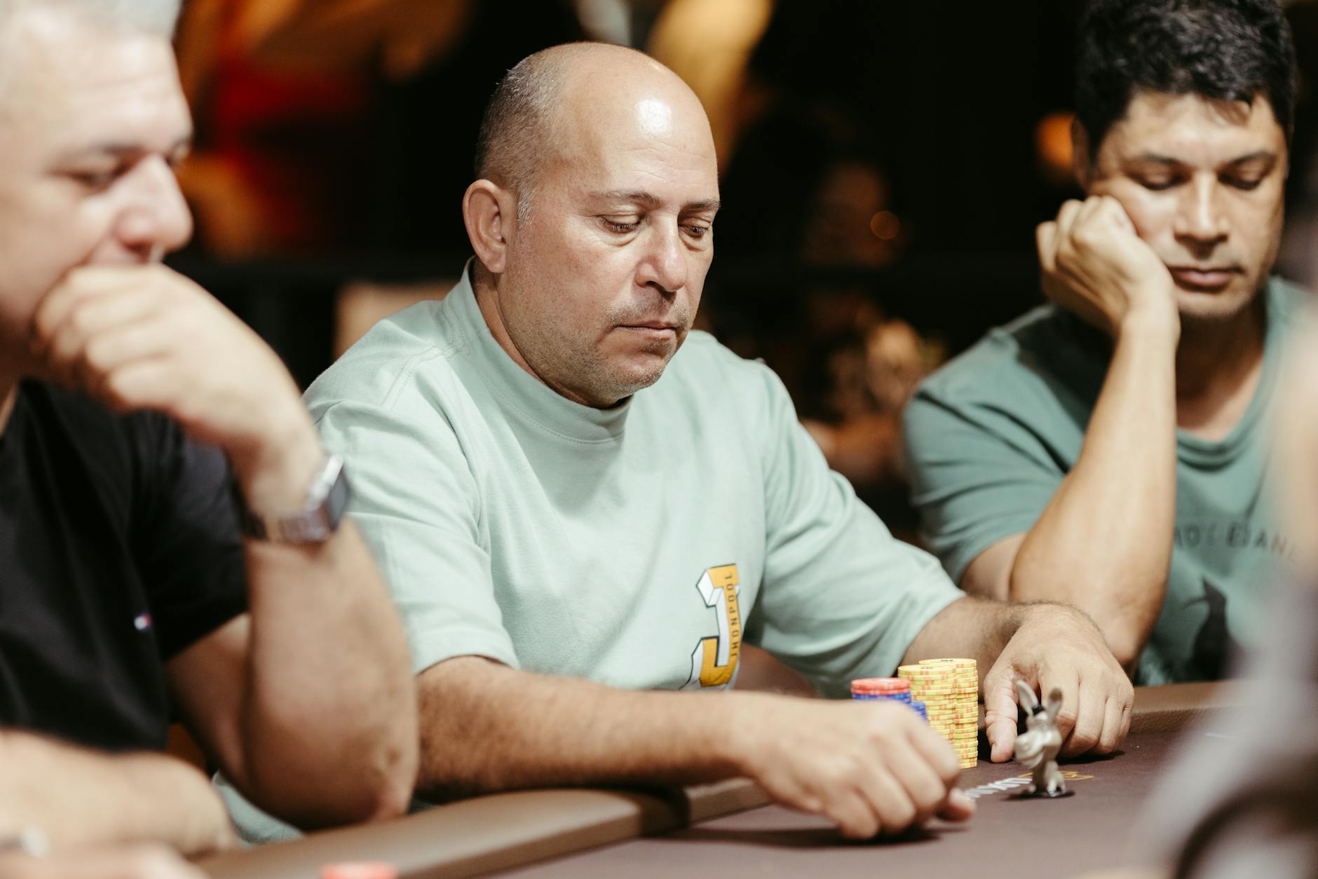 Người chơi poker đang quan sát đối thủ tại bàn Texas Holdem