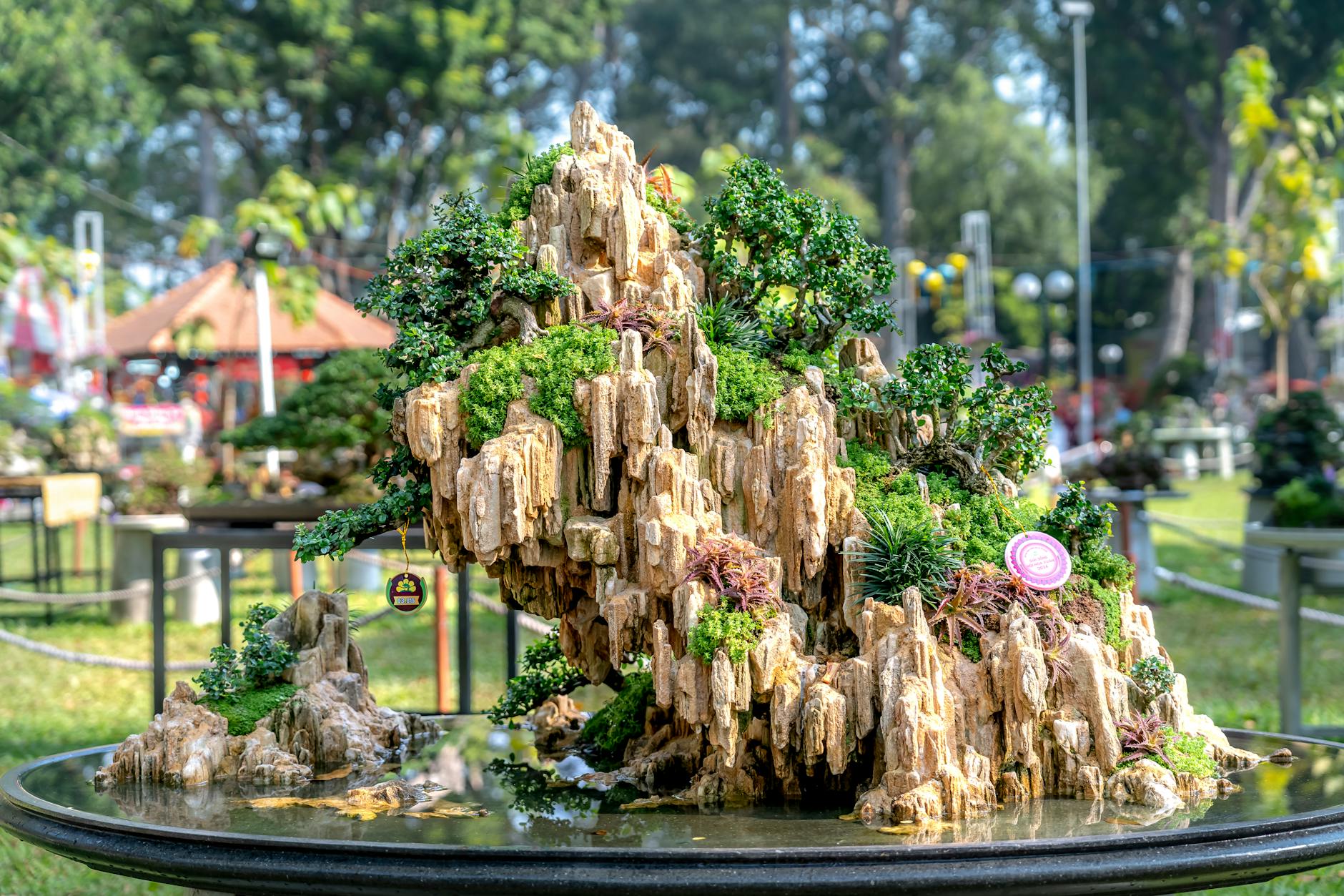 Huấn luyện viên điều chỉnh chiến thuật khi đội bóng mạnh đang bị dẫn